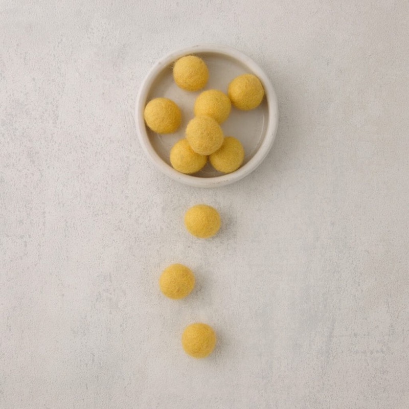 Filcane kroglice, set 10 kom light yellow
